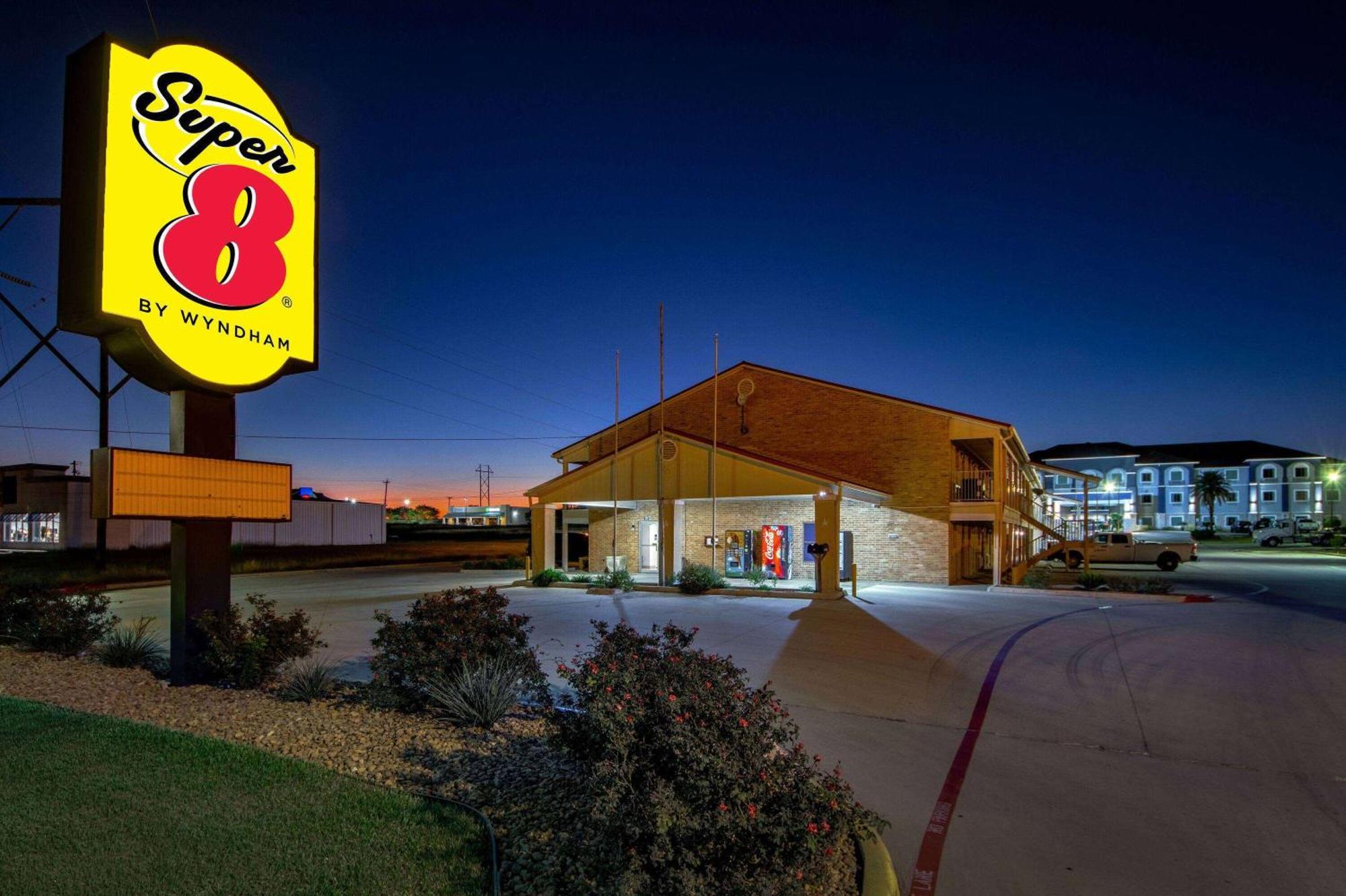 Motel Super 8 By Wyndham Pleasanton Exterior foto