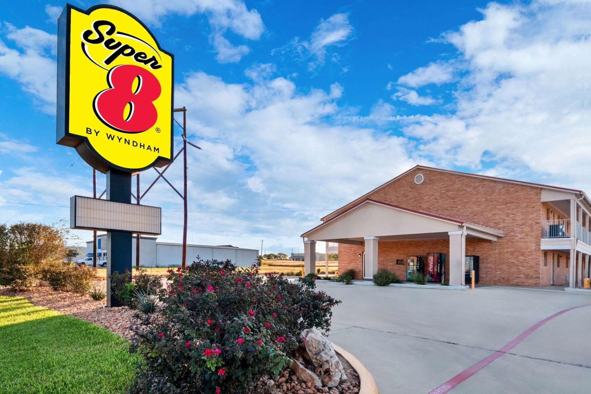 Motel Super 8 By Wyndham Pleasanton Exterior foto